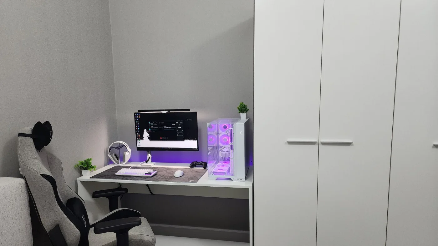 A white minimal FLC setup that matches the room it lives in